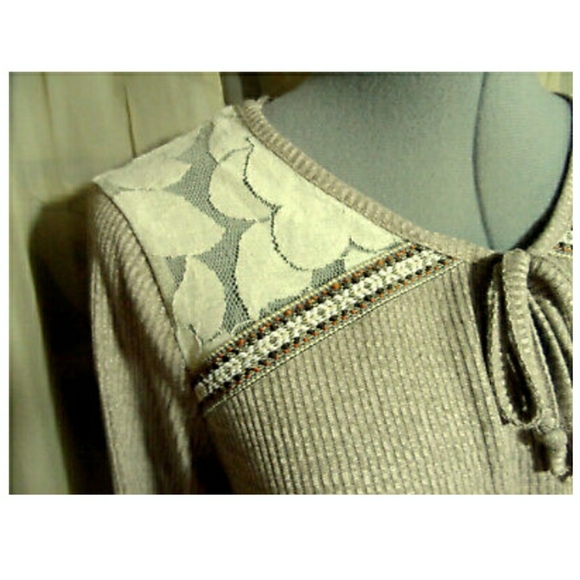 STYLE & CO. Lace trim Top XS Taupe Brown Sharkbite hem Boho keyhole front blouse - Picture 3 of 6
